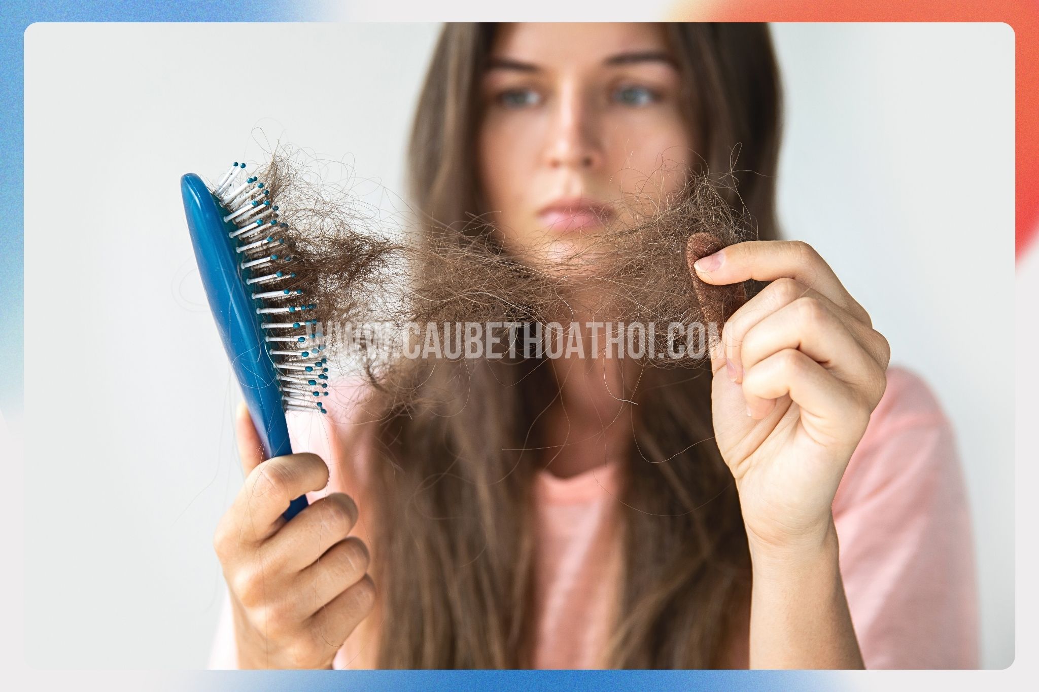 Triệu chứng của tình trạng rụng tóc telogen là gì Tóc dễ rụng khi chải hoặc gội đầu
